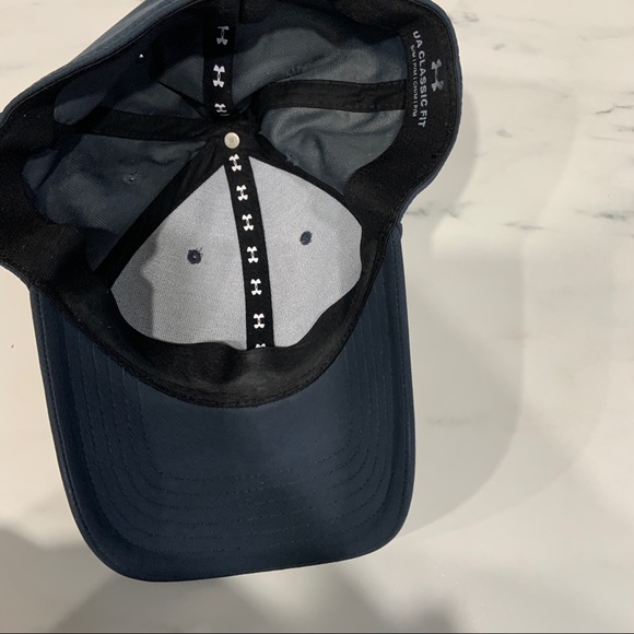 [SOLD] Under Armour Grey Baseball Cap Classic Fit - Picture 2 of 5